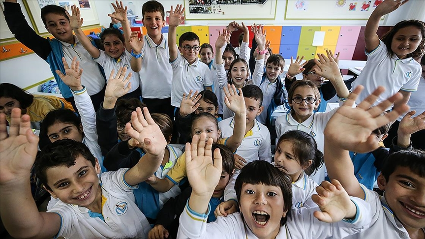 Çocuklar ilk olarak 'anne' yazacak! Gelecek eğitim öğretim döneminde uygulanacak yeni müfredat onaylandı