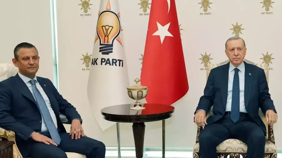 Siyasetin özlediği görüntüler... AK Parti ve CHP genel başkanları 8 yıl sonra bir arada 2