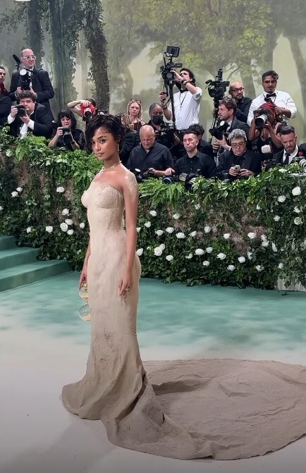 Kumdan elbise giyen şarkıcı Tyla, Met Gala'da merdivenlerden çıkamadı 2