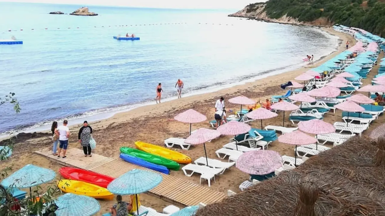 Berrak Suyuyla Dikkat çeken Bademli Koyu İzmir’in Dikili Ilçesinde Yer Alıyor