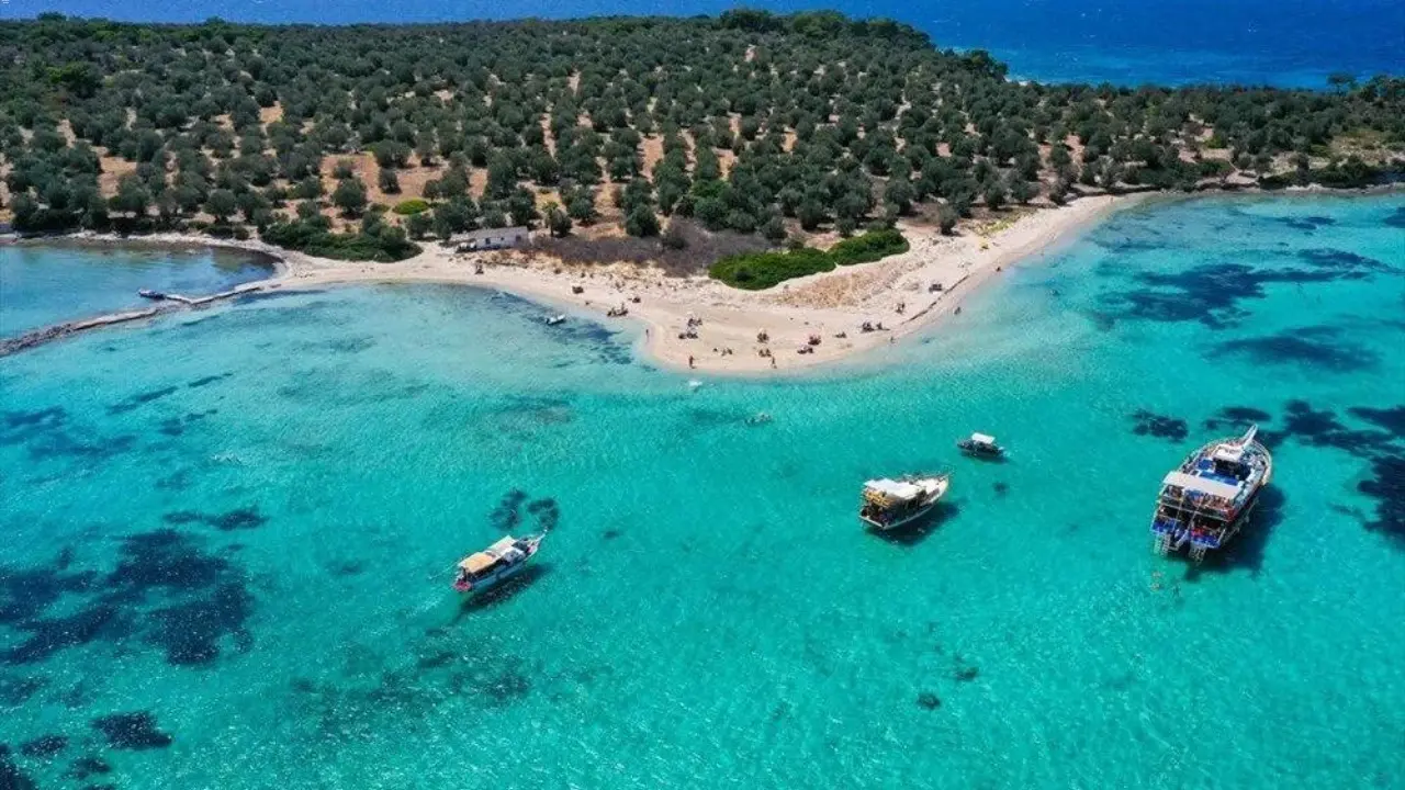 Berrak Suyuyla Dikkat çeken Bademli Koyu İzmir’in Dikili Ilçesinde Yer Alıyor