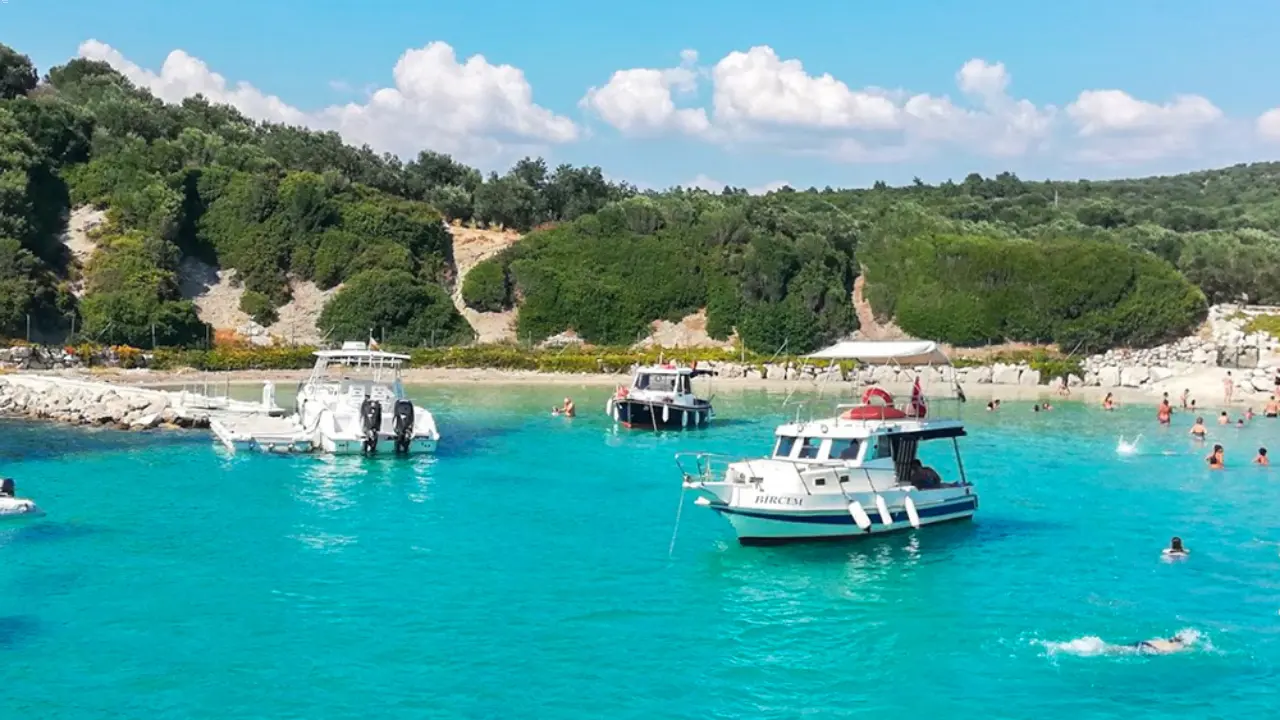 Berrak Suyuyla Dikkat çeken Bademli Koyu İzmir’in Dikili Ilçesinde Yer Alıyor