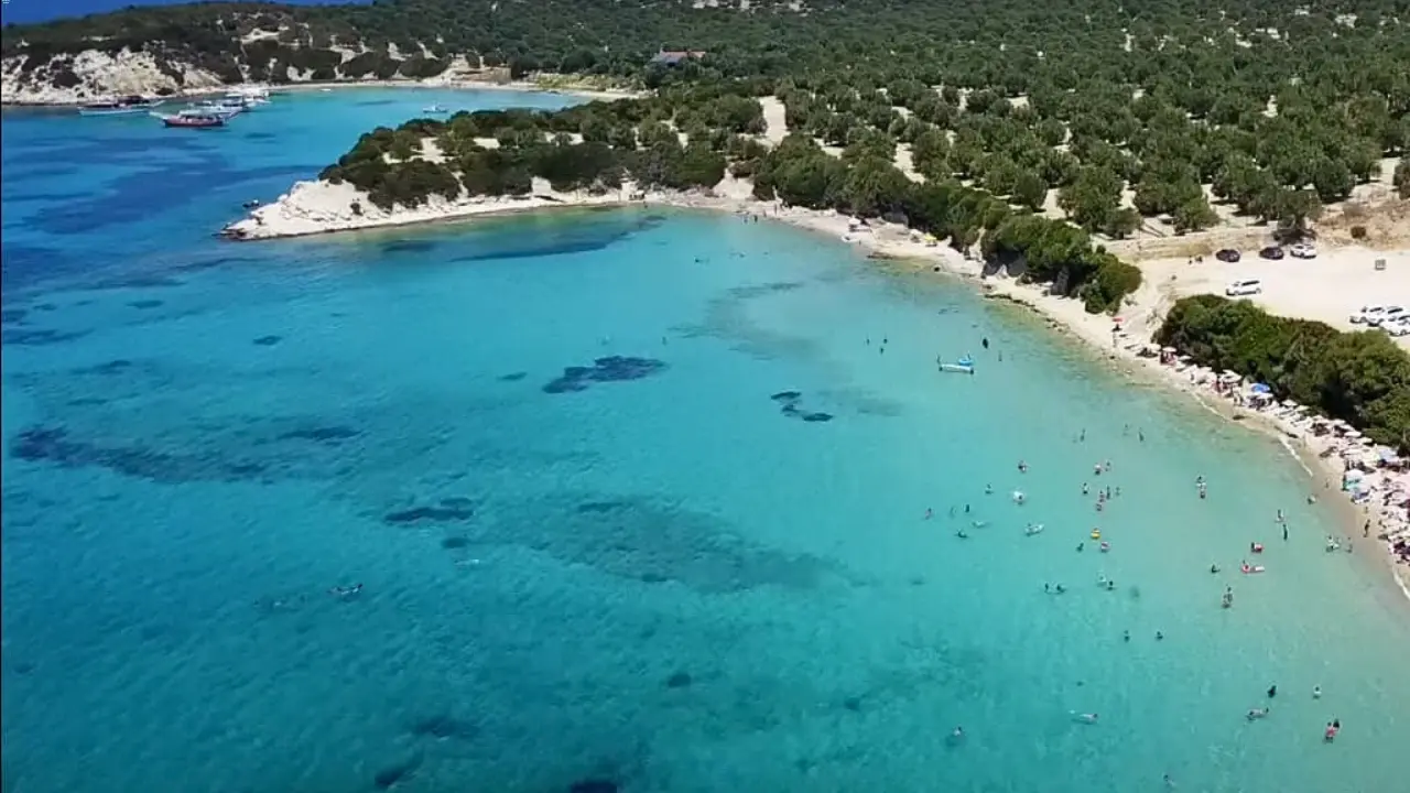 Berrak Suyuyla Dikkat çeken Bademli Koyu İzmir’in Dikili Ilçesinde Yer Alıyor