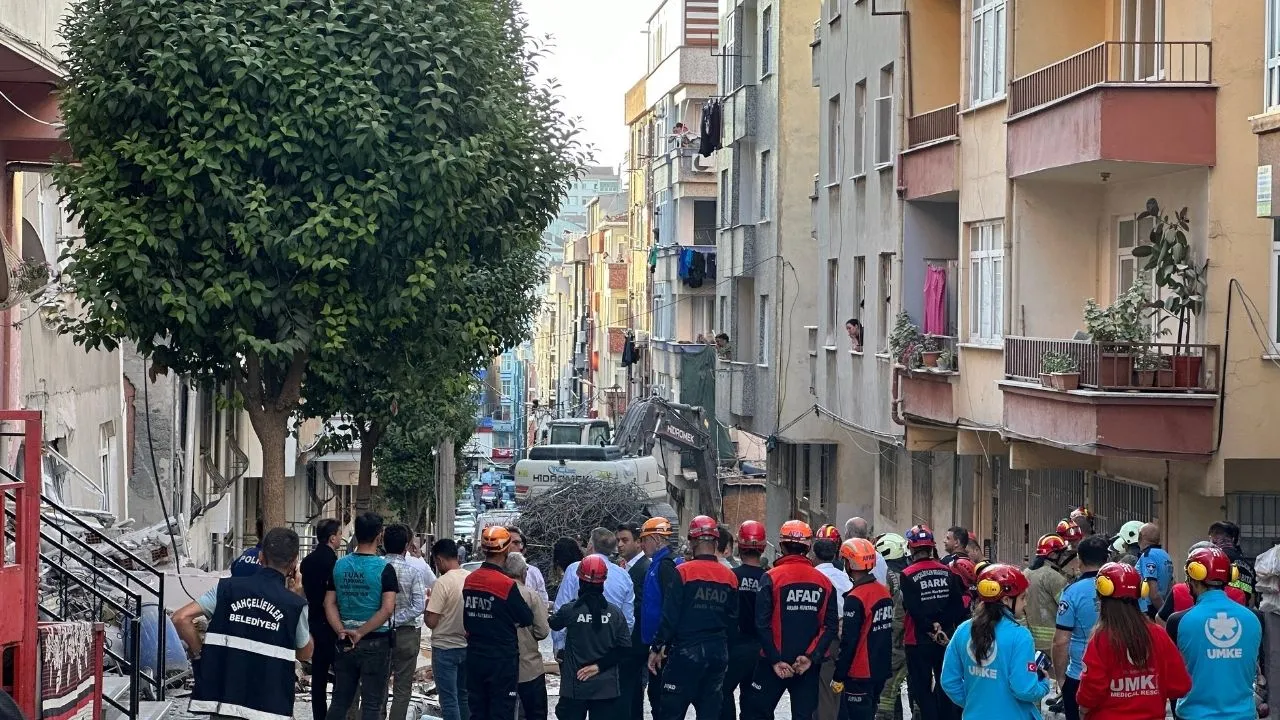 İstanbul Bahçelievler Zafer Mahallesi’nde 4 Katlı Bina çöktü