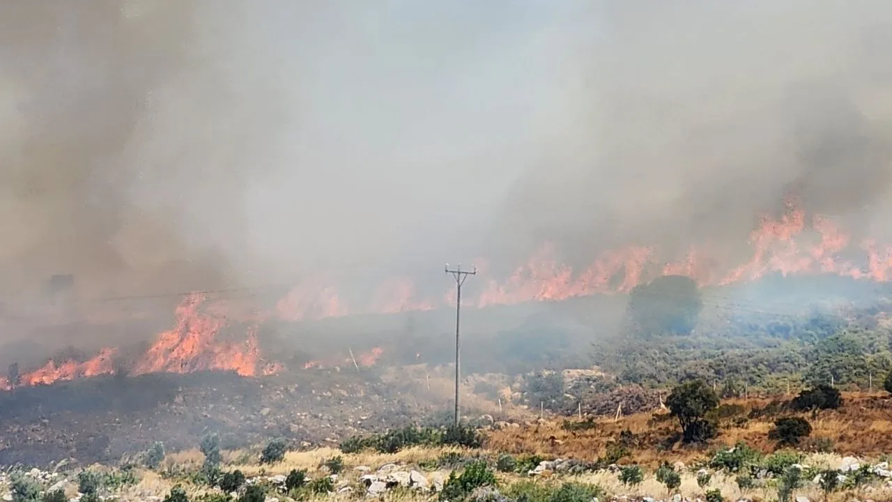 İzmir Çeşme’de Başlayan Yangına Müdahale Ediliyor