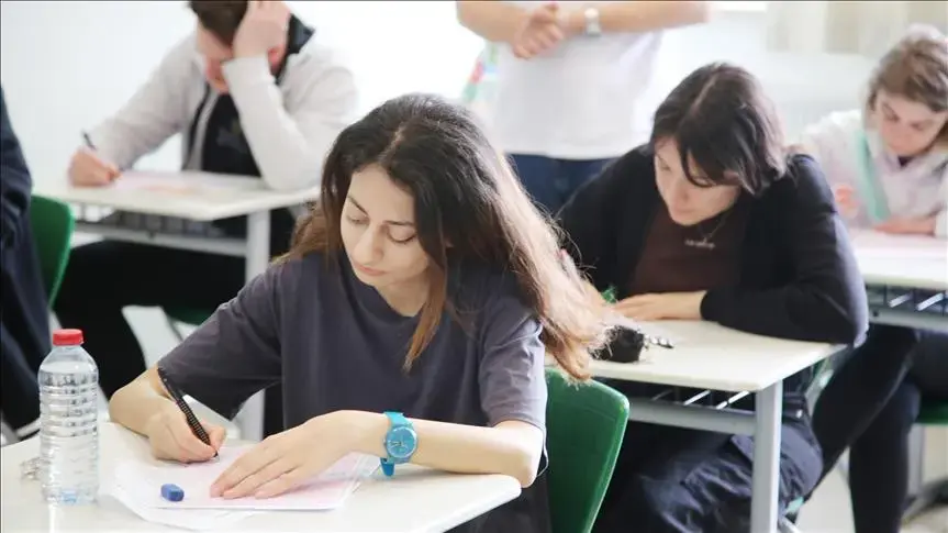 Lisede 3 Dersten Kalınca 50 üzeri Ortalaması Olan öğrenci, Sorumlu Olarak Sınıfı Geçiyor! Edebiyat Dersinden Kalan Mezun Olamıyor