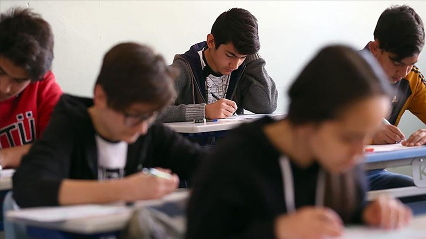 Lisede 3 Dersi Zayıf Olanlar Sınıfta Kalacak Mı? Lisede Sınıf Nasıl Geçilir, Kaç Zayıfı Olan Sınıf Geçilebilir? Hangi Sınıflar 3 Dersi Zayıf Olursa Sınıf Tekrarı Yapmak Zorunda?