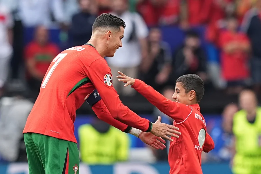 Ronaldo ile fotoğraf çektirdiği için men cezası alan 10 yaşındaki Berat Uluğ, Hessen Kassel takımında oynadı 3