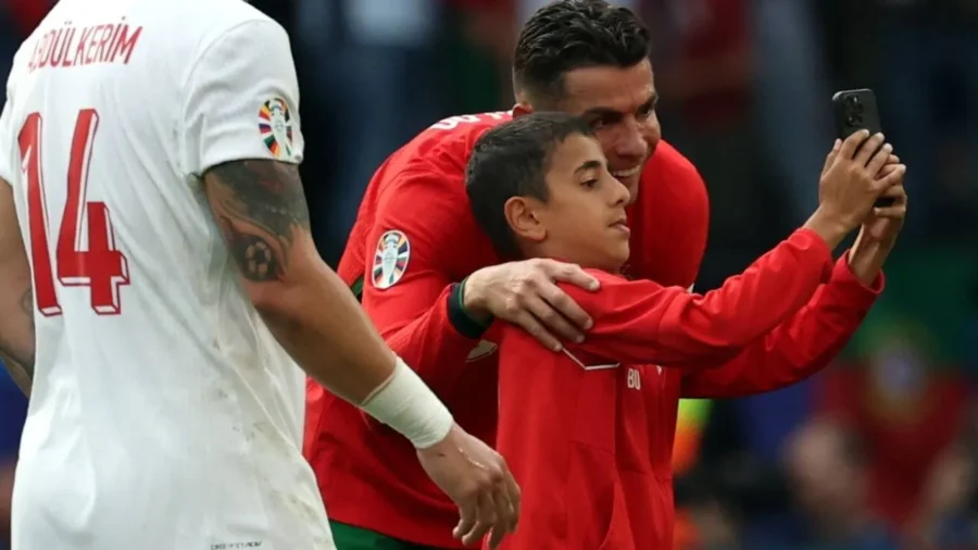 Ronaldo ile fotoğraf çektirdiği için men cezası alan 10 yaşındaki Berat Uluğ, Hessen Kassel takımında oynadı 2