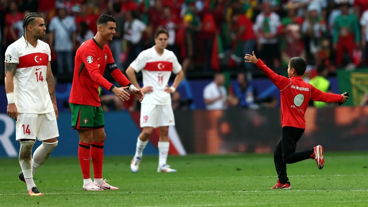 Ronaldo Ile Fotoğraf çektirdiği Için Men Cezası Alan 10 Yaşındaki Berat Uluğ, Hessen Kassel Takımında Oynadı