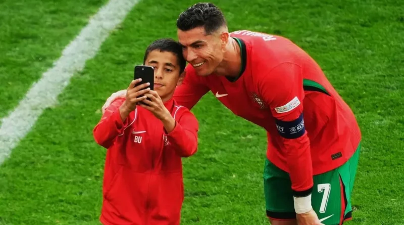 Ronaldo ile fotoğraf çektirdiği için men cezası alan 10 yaşındaki Berat Uluğ, Hessen Kassel takımında oynadı 1