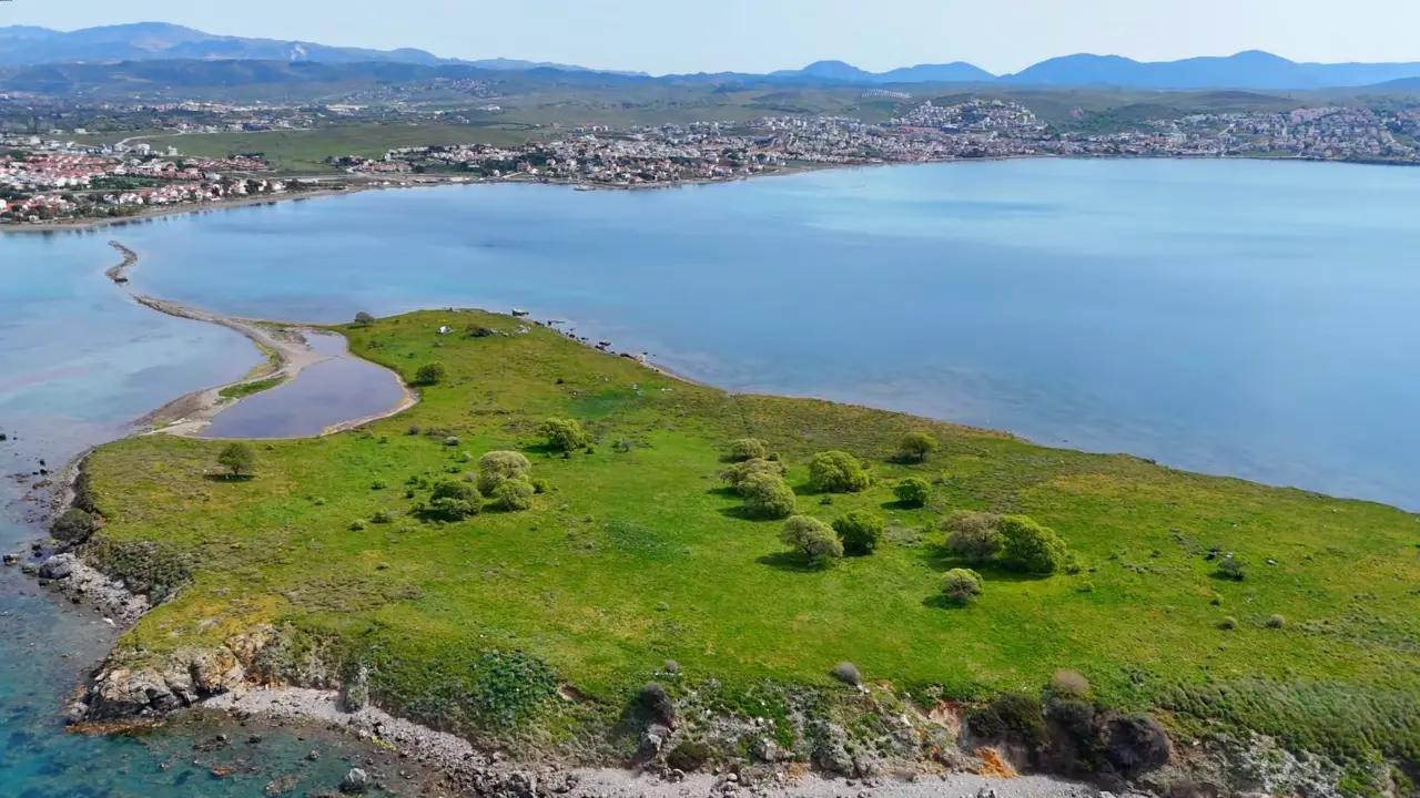 Yangında Küle Dönen Çiçek Adası Seferihisar İzmir’de Tavşan Adası Ve Kanlı Ada Olarak Da Biliniyor