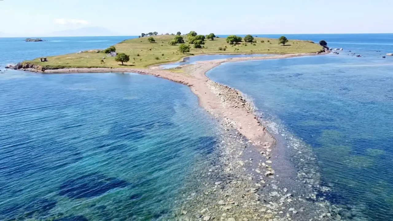 Yangında Küle Dönen Çiçek Adası Seferihisar İzmir’de Tavşan Adası Ve Kanlı Ada Olarak Da Biliniyor