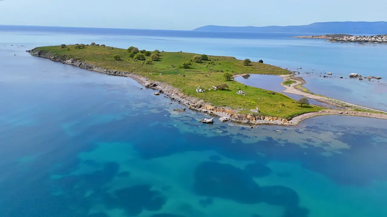 Yangında Küle Dönen Çiçek Adası Seferihisar İzmir’de Tavşan Adası Ve Kanlı Ada Olarak Da Biliniyor