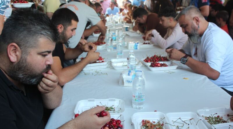 10 dakikada 2 kilo kiraz yedi, yarım altın kazandı 1