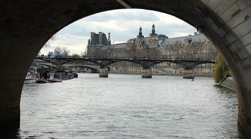 2024 Paris Olimpiyatları'nda yüzülmesi planlanan Sen Nehri'nde, kirlilik nedeniyle 100 yıldır yüzmek yasak 1