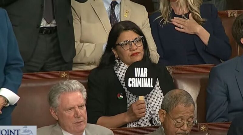 Netenyahu ayakta alkışkanırken protesto eden Rashida Tlaib kimdir? 1