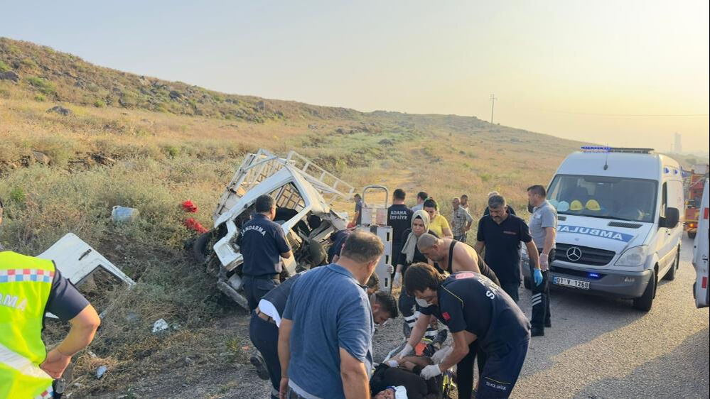 Adana'da TIR ve kamyonetin çarpıştığı trafik kazasında 2 kişi hayatını kaybetti - 1. Resim