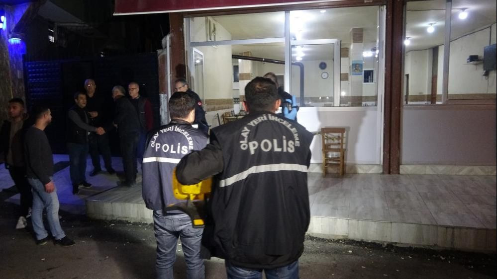 Adana'da yüzleri maskeli 2 kişi kahvehaneye silahlı saldırı düzenledi - 2. Resim