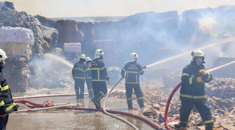 Aksaray'da kağıt fabrikası alev alev! Kısa sürede kontrol altına alındı 8