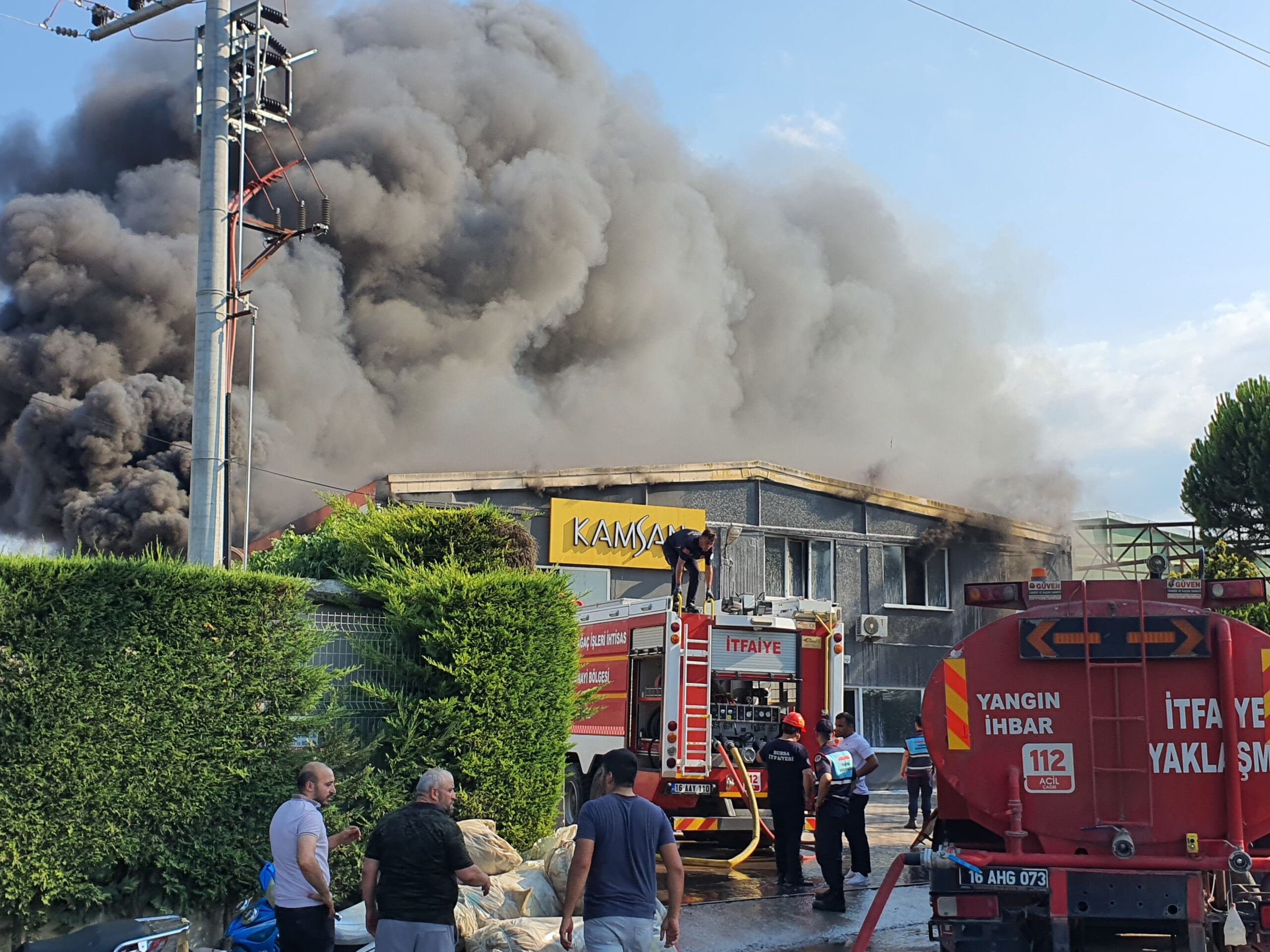 Alevler bu kez Bursa'dan yükseldi! Sandalye fabrikası cayır cayır yanıyor, işçiler son anda kurtuldu - 3. Resim