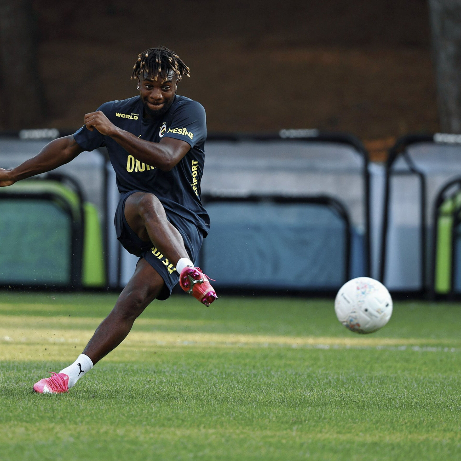 Allan Saint Maximin sakatlığı yüzünden Fenerbahçe Lugano maçı kadrosunda yer almadı - 1. Resim