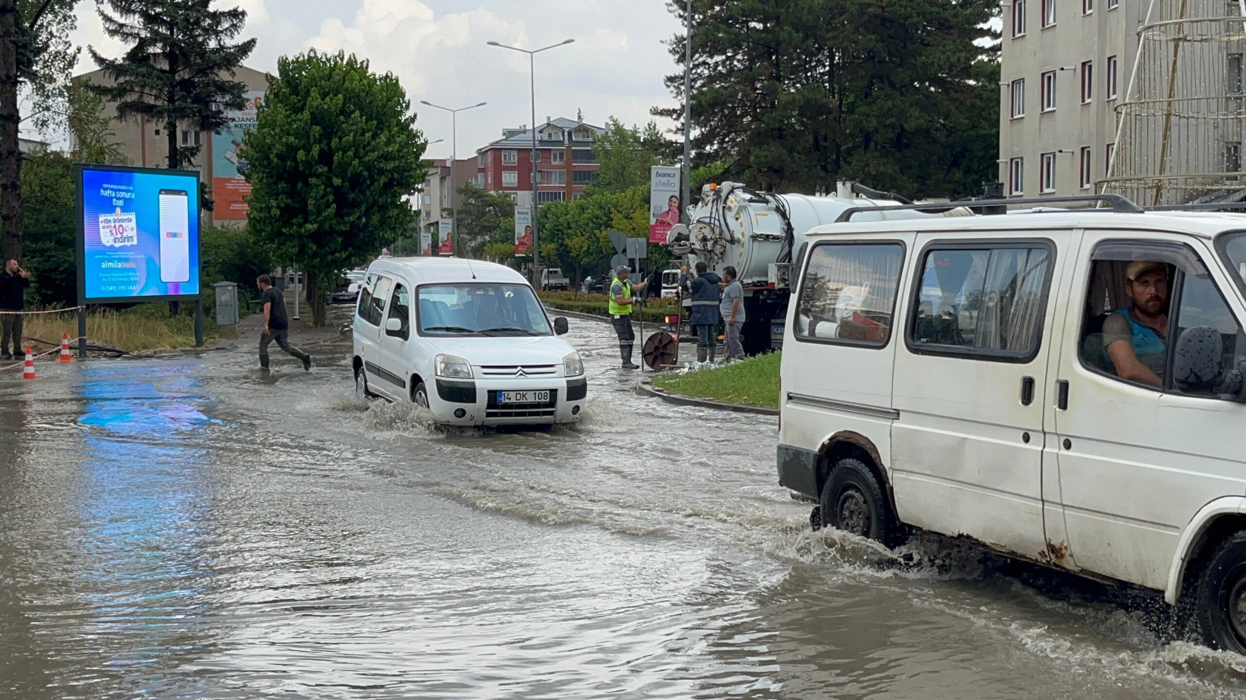 Altgeçitler göle döndü! Suyun içinde dakikalarca plakasını aradı - 2. Resim