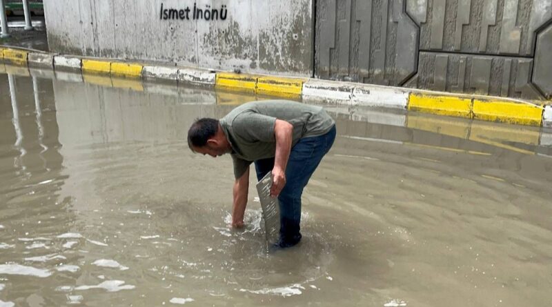 Altgeçitler göle döndü! Suyun içinde dakikalarca plakasını aradı 3