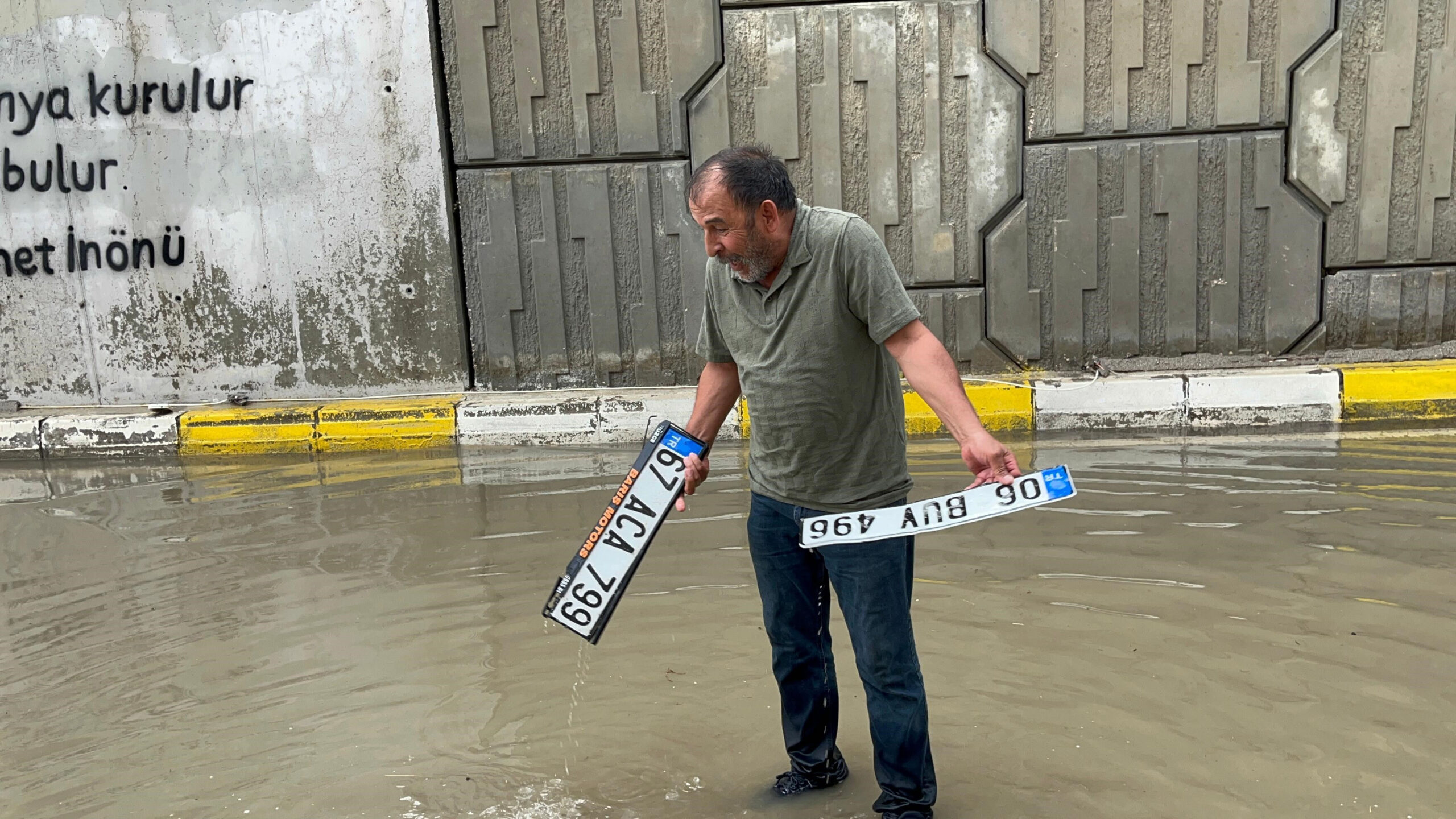 Altgeçitler göle döndü! Suyun içinde dakikalarca plakasını aradı - 3. Resim