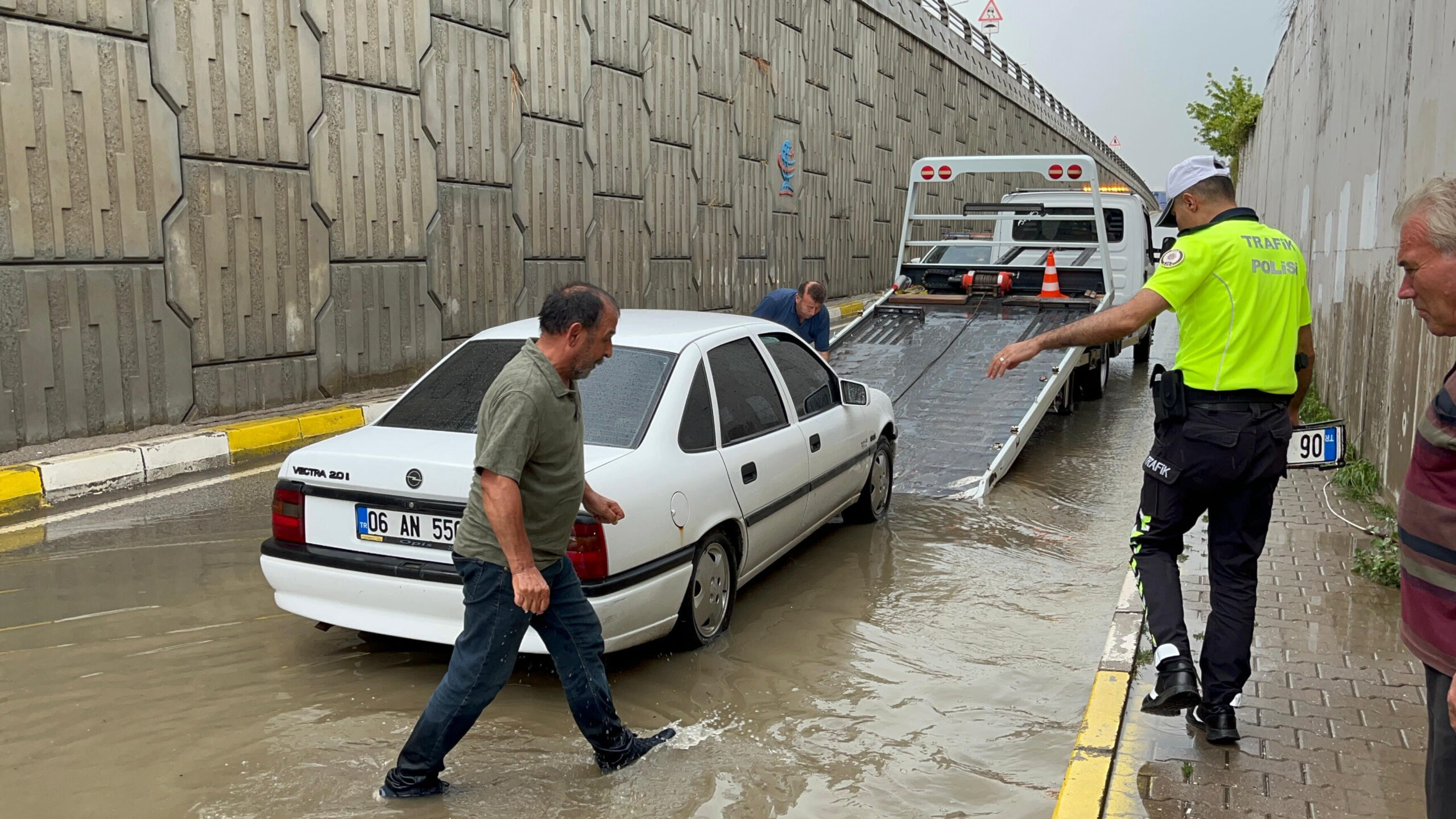 Altgeçitler göle döndü! Suyun içinde dakikalarca plakasını aradı - 1. Resim