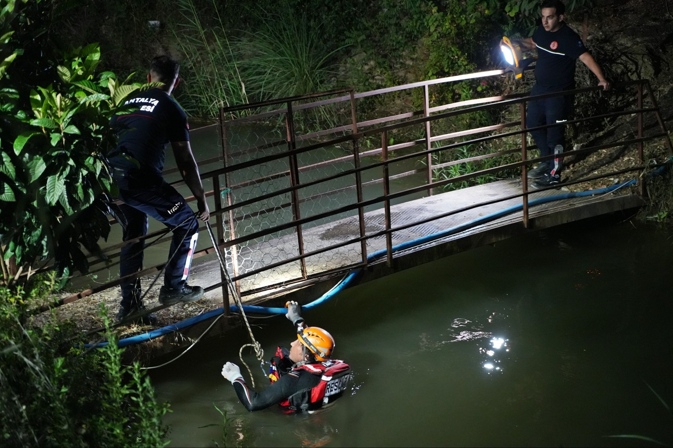 Antalya'da otomobil dereye uçtu! 1'i çocuk 2 kişi kayıp - 1. Resim