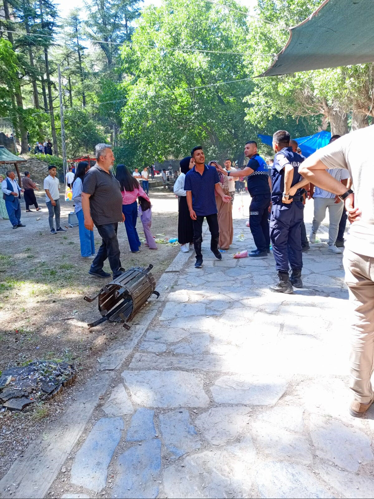 Bayramda piknik alanı savaş alanına döndü! 2 grup sopalarla birbirine girdi, 5 kişi yaralandı - 1. Resim