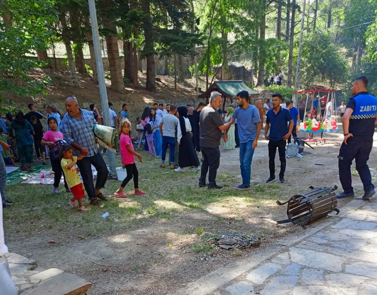 Bayramda piknik alanı savaş alanına döndü! 2 grup sopalarla birbirine girdi, 5 kişi yaralandı - 2. Resim