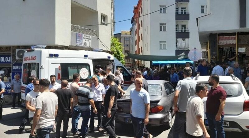 Bingöl'de dehşet anları! Önüne gelene bıçakla saldırdı, 2 kişiyi öldürdü 8