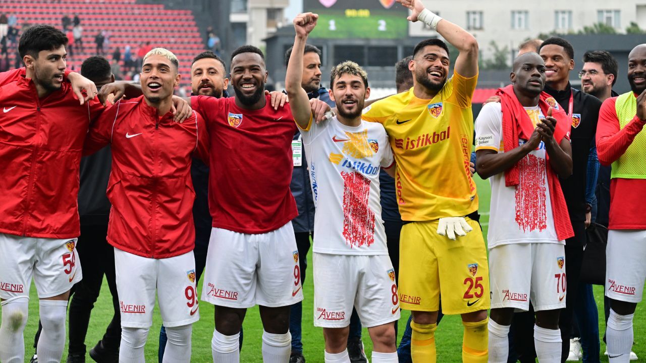 Burak Yılmaz İstanbul'dan zaferle ayrıldı! Kayserispor 3 puanı 2 golle aldı - 1. Resim