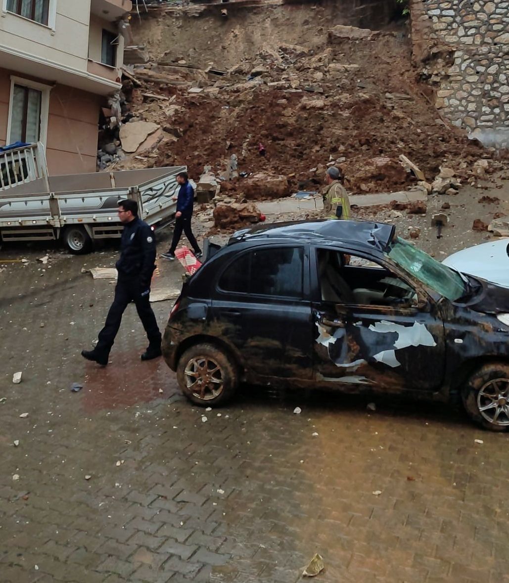 Bursa’da istinat duvarı apartmanın üzerine çöktü: 2 yaralı - 3. Resim