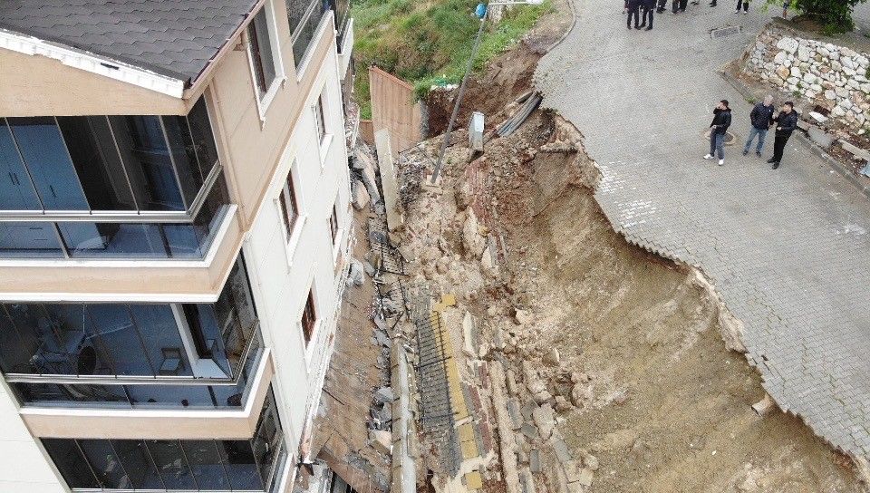 Bursa’da istinat duvarı apartmanın üzerine çöktü: 2 yaralı - 2. Resim