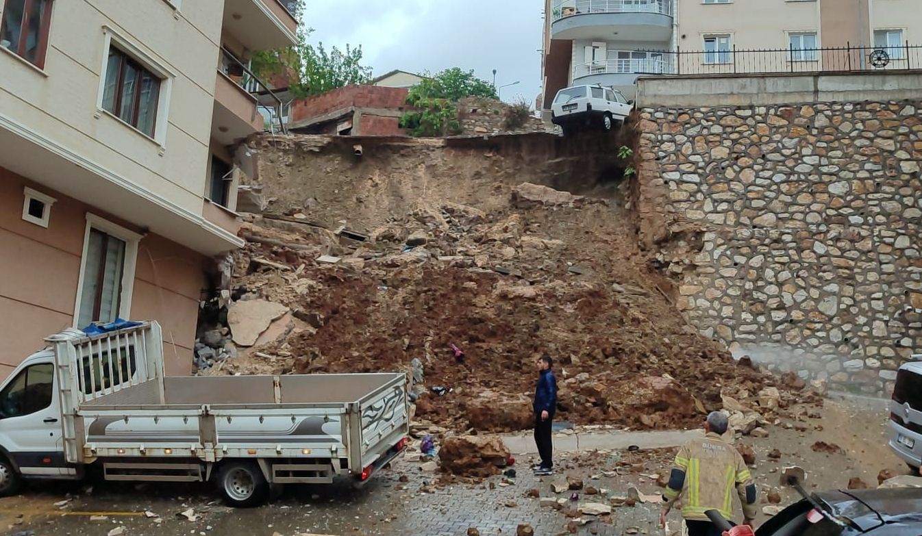 Bursa’da istinat duvarı apartmanın üzerine çöktü: 2 yaralı - 1. Resim