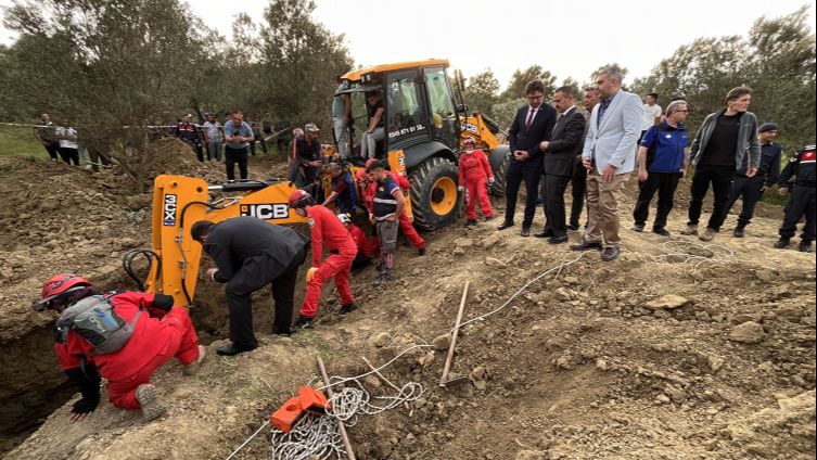 Çanakkale'de toprak kayması! Göçük altında kaldılar - 2. Resim