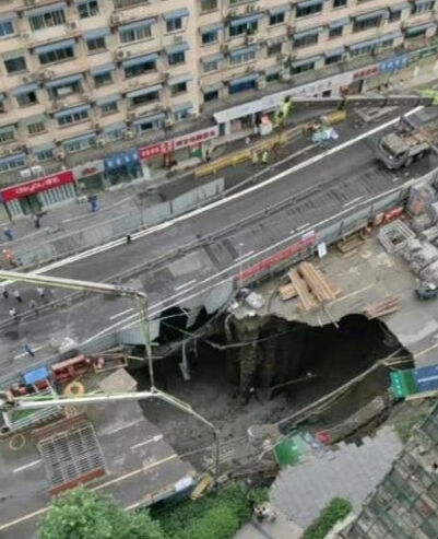 Çin’de metro inşaatında patlama! Yol çöktü, 2 metrelik çukur oluştu - 1. Resim