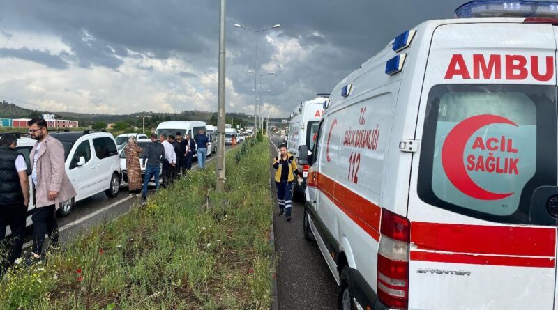 Diyarbakır'da zincirleme kaza: 8 araç birbirine girdi, 2 kişi yaralandı 1