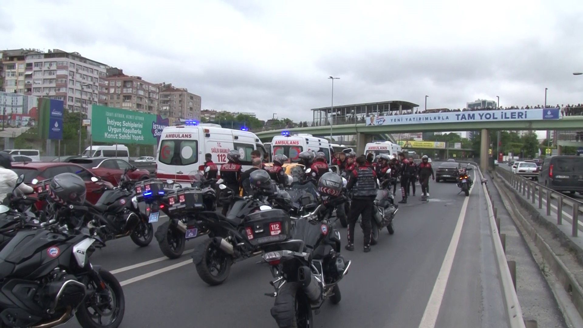 E-5'te feci kaza! Taksi ile çarpışan 2 motosikletli polis yaralandı - 2. Resim