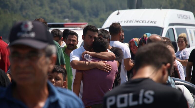 En acı veda! Gözyaşları sel oldu, 2'si çocuk 4 kişi toprağa verildi 10