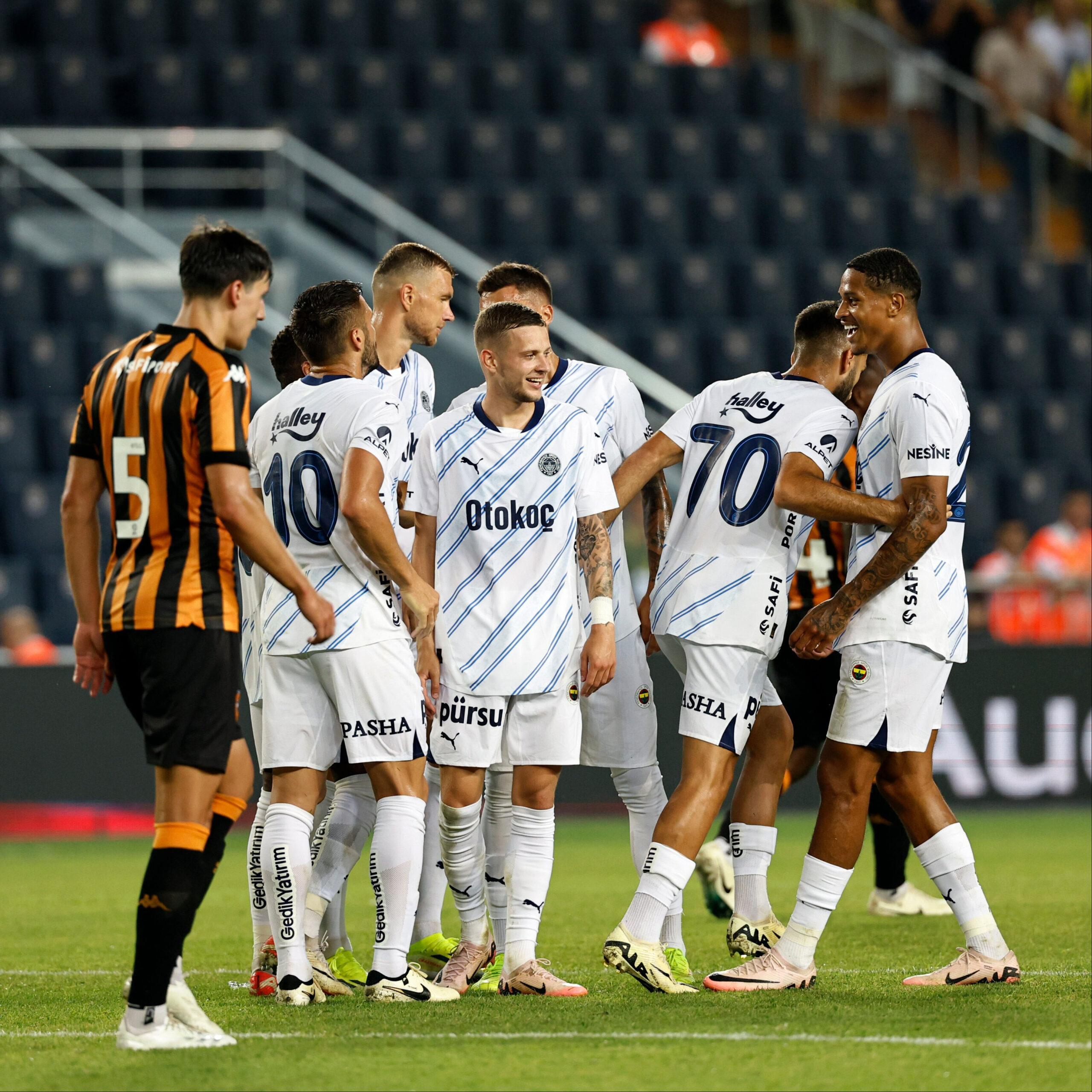 Fenerbahçe Mourinho ile ilk resmi maçında Avrupa arenasına çıkıyor - 2. Resim