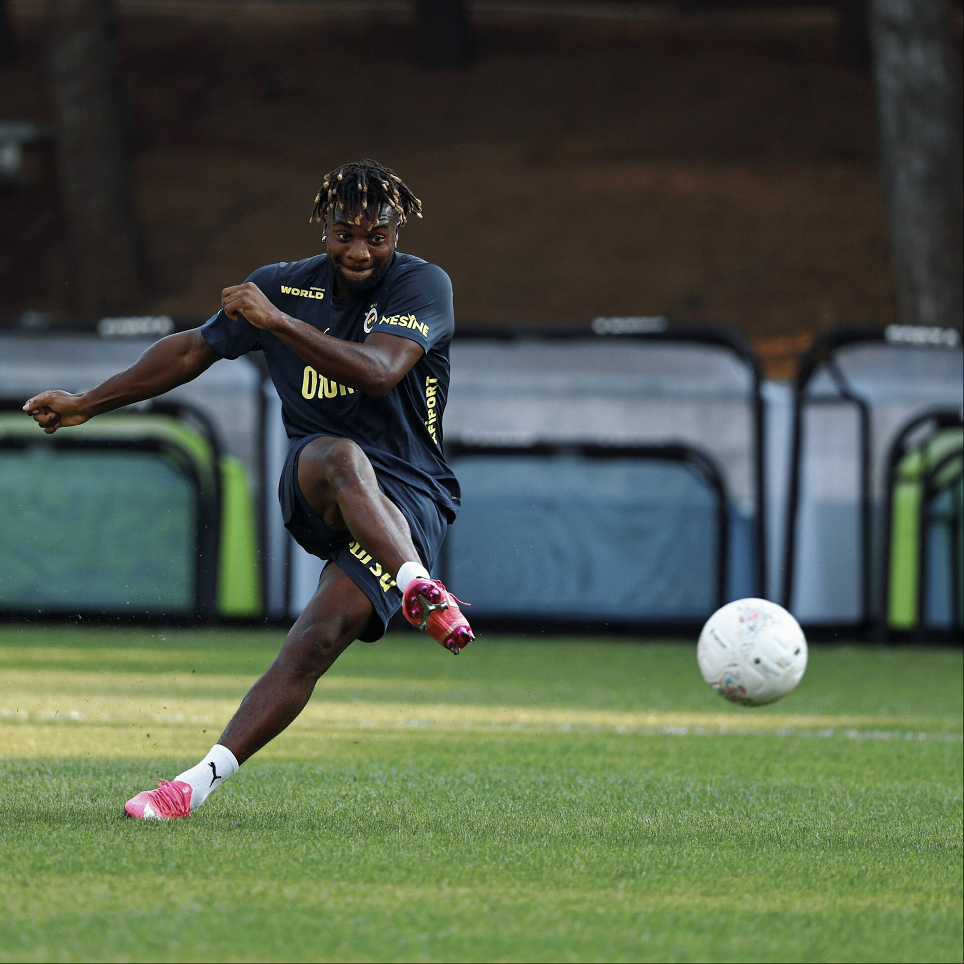 Fenerbahçe'nin yeni transferi Allan Saint-Maximin sakatlandı! Lugano maçında kadroda yok - 1. Resim