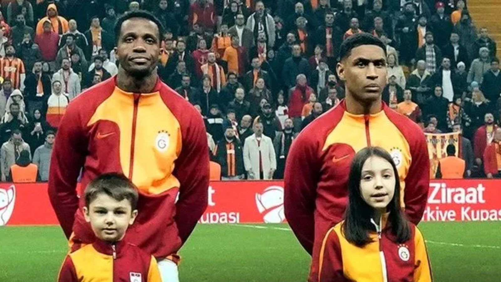 Galatasaray 2 yıldızın biletini kesti! Yönetim teklifleri değerlendiriyor - 1. Resim