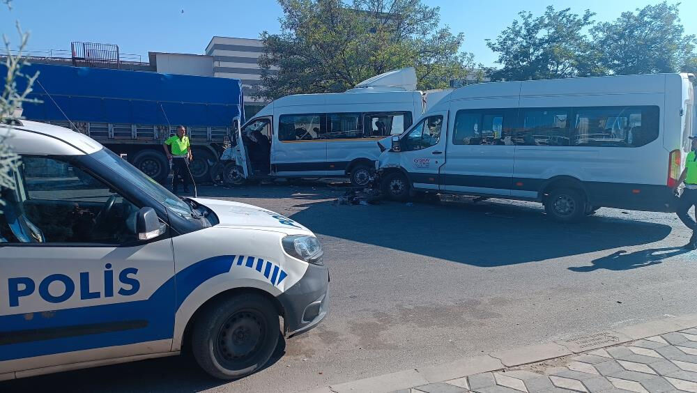 Gaziantep'te iki işçi servisinin kafa kafaya çarpıştığı kazada can pazarı yaşandı - 2. Resim