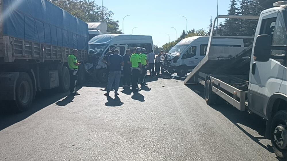 Gaziantep'te iki işçi servisinin kafa kafaya çarpıştığı kazada can pazarı yaşandı - 1. Resim