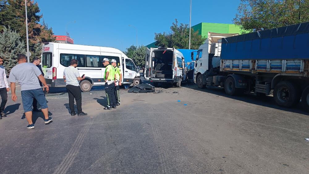 Gaziantep'te iki işçi servisinin kafa kafaya çarpıştığı kazada can pazarı yaşandı - 3. Resim