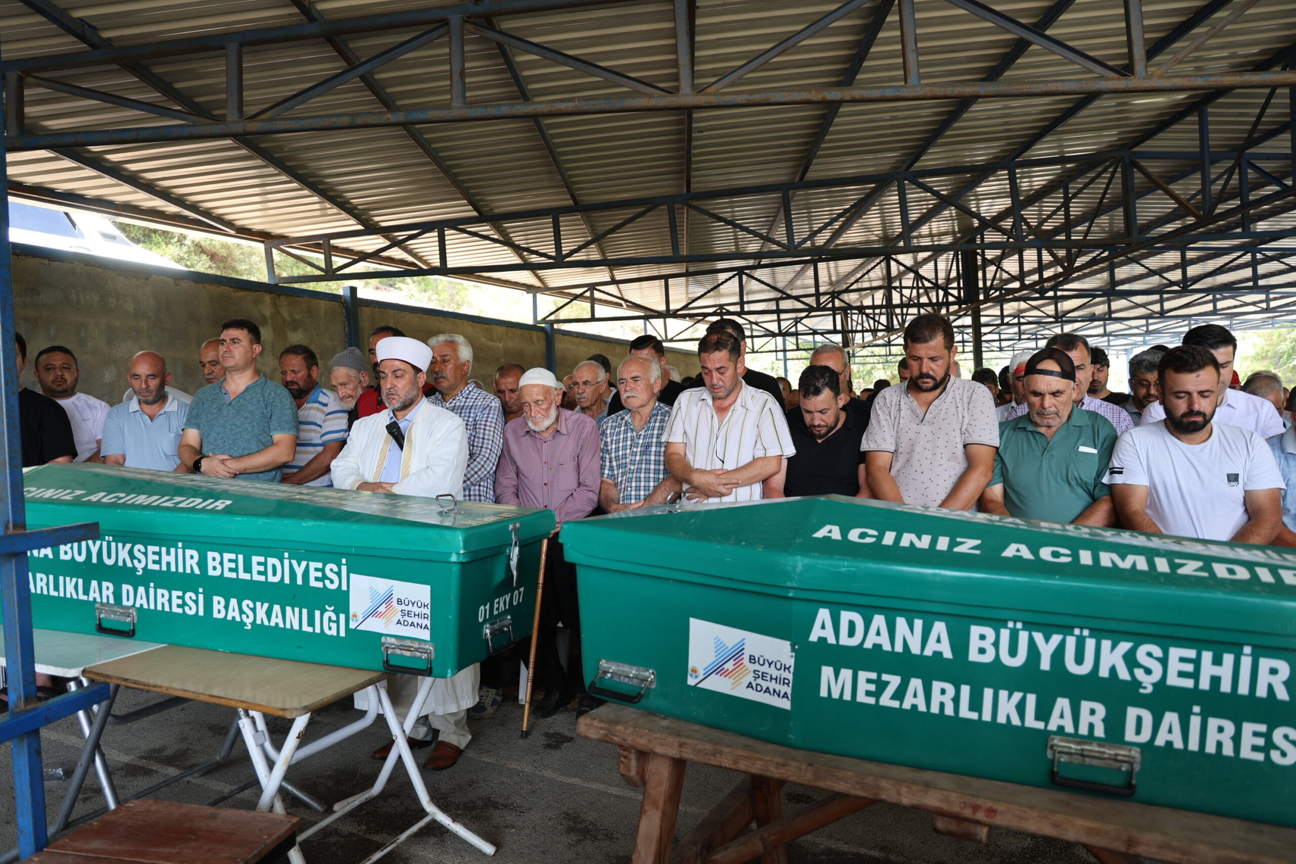 Göle düşen otomobildeki 4 kişi hayatını kaybetmişti! Gözyaşları içerisinde toprağa verildiler - 3. Resim